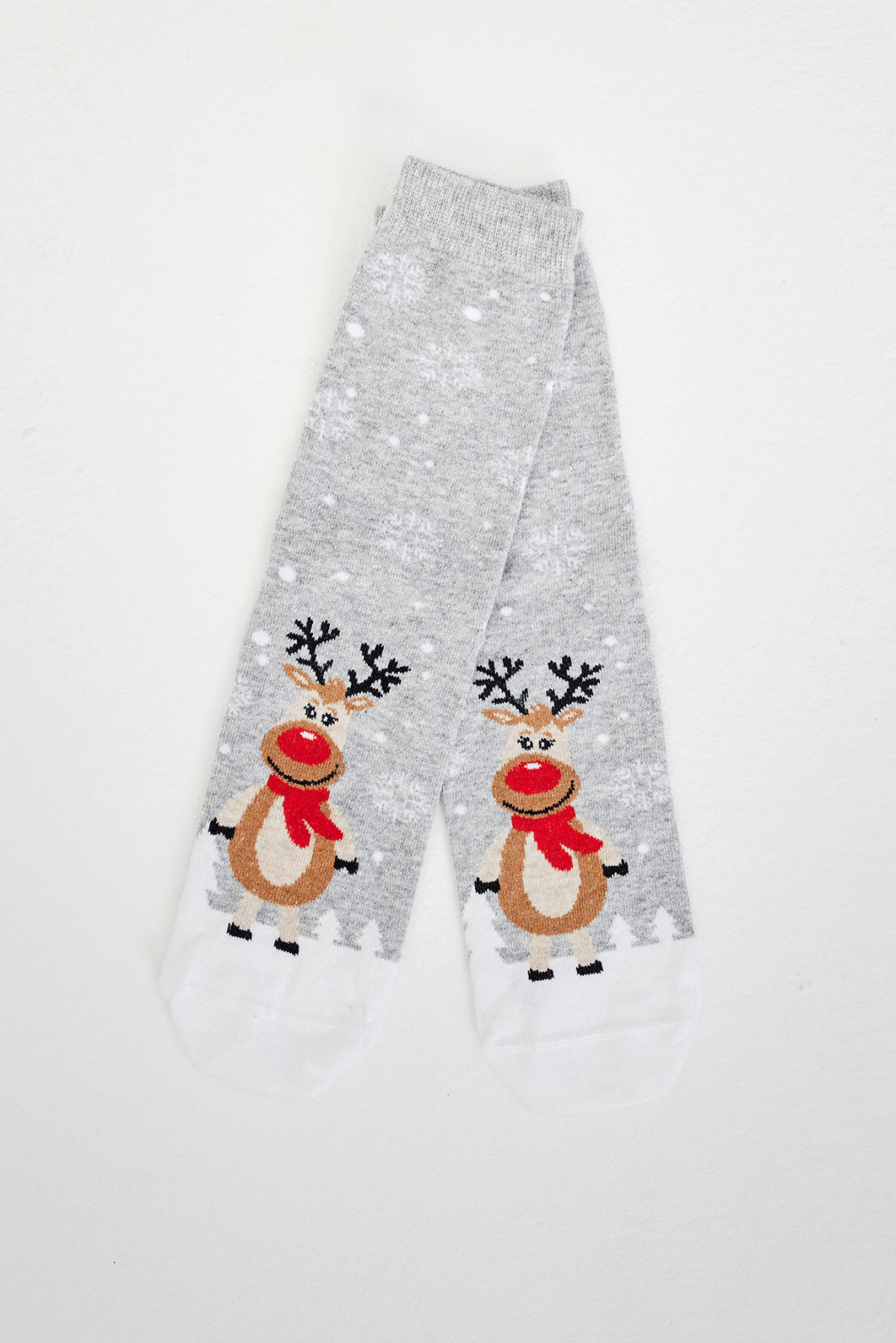 Ein Paar graue Weihnachtssocken mit Rudolph drauf.